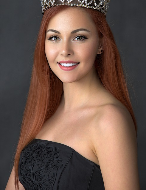 湖人3人25+5+5赢卡位战，独行侠1分险胜公牛，季后赛争夺白热化.